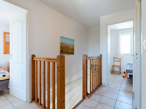 4 bedrooms, free WiFi - Spacious 5-Room House with Pool, Terrace, WiFi, and Parking - Sleeps 8 (Narbonne)