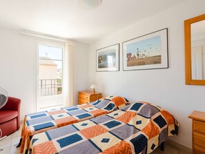 4 bedrooms, free WiFi - Spacious 5-Room House with Pool, Terrace, WiFi, and Parking - Sleeps 8 (Narbonne)