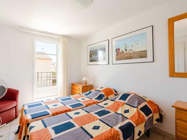 4 bedrooms, free WiFi - Spacious 5-Room House with Pool, Terrace, WiFi, and Parking - Sleeps 8 (Narbonne)