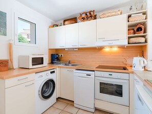 Fridge, microwave, oven, stovetop - Spacious 5-Room House with Pool, Terrace, WiFi, and Parking - Sleeps 8 (Narbonne)