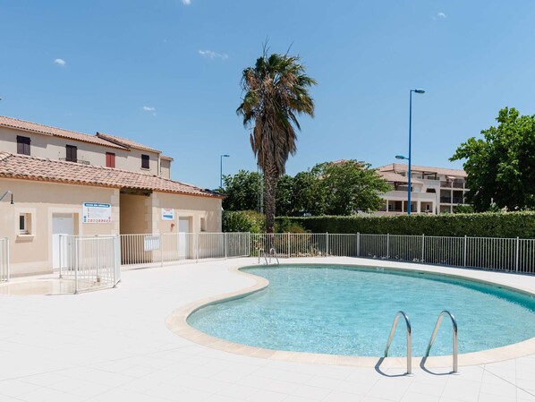 Pool - Spacious 5-Room House with Pool, Terrace, WiFi, and Parking - Sleeps 8 (Narbonne)