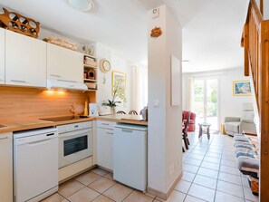 Réfrigérateur, four à micro-ondes, un four, surface de cuisson