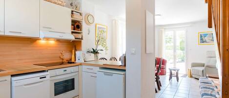 Réfrigérateur, four à micro-ondes, un four, surface de cuisson