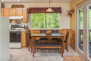 Dining - The Price is Right at the Starbright House: Cheery & Quiet Family Home (Cooper Landing)