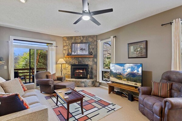 TV, fireplace