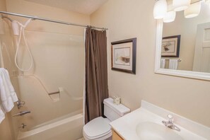 Combined shower/bathtub, towels