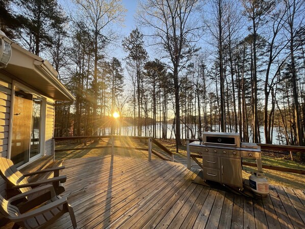 Terrace/patio - Lake House Near Clemson Private Boat Dock WiFi 65" TV Grill Kayaks Deep Water (Seneca)