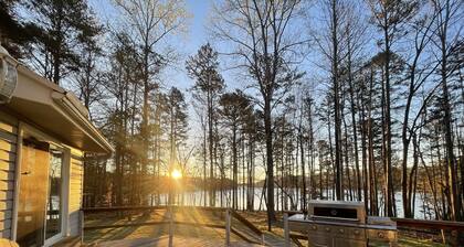 Lake House lähellä Clemson, Priv. Telakka, WiFi, 60 "TV, grilli, polkuvene, syvä vesi