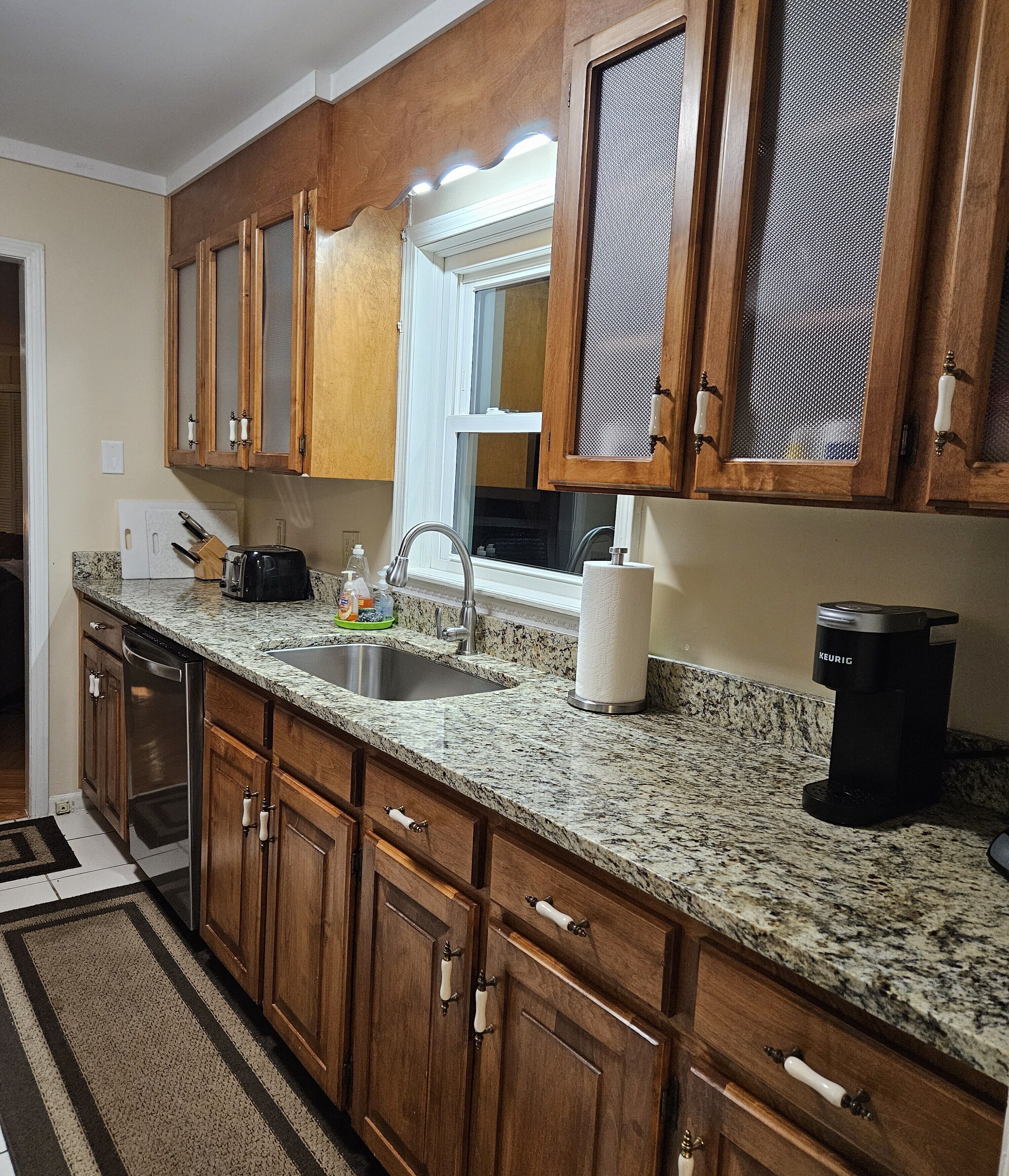 冷蔵庫、電子レンジ、オーブン、コンロ