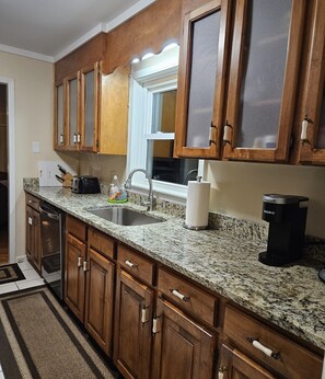 Fridge, microwave, oven, stovetop - Lake House Near Clemson Private Boat Dock WiFi 65" TV Grill Kayaks Deep Water (Seneca)