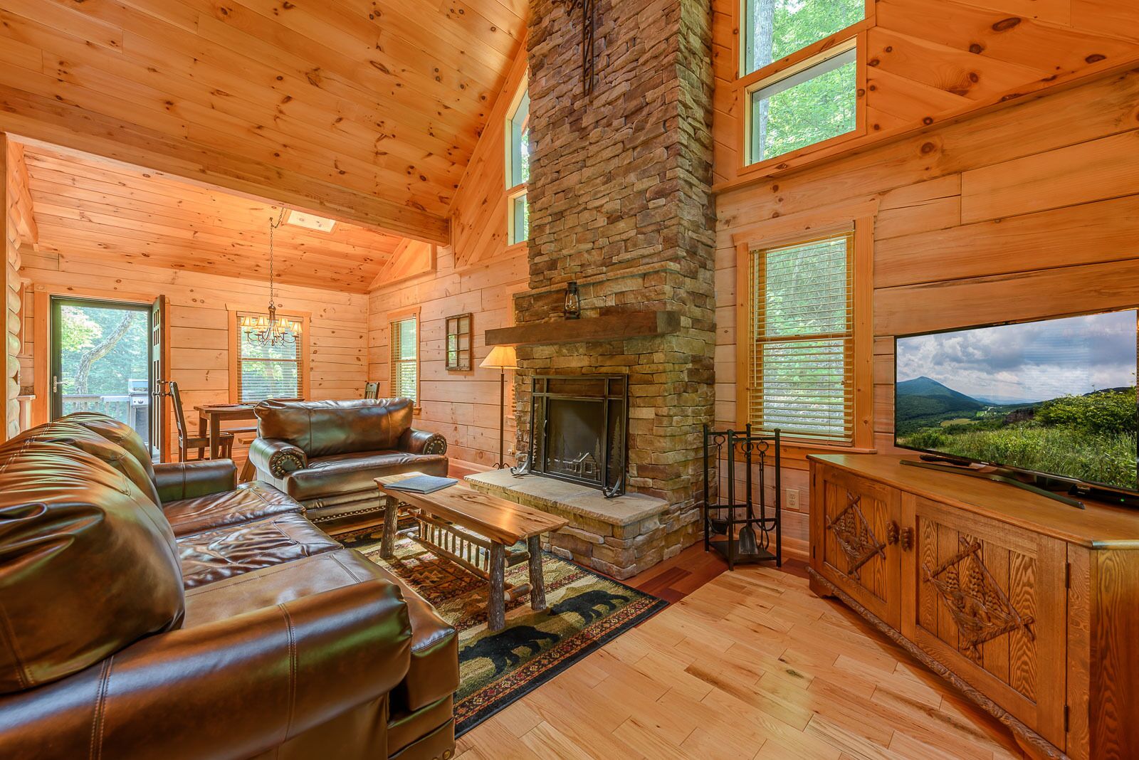 Een televisie en een open haard