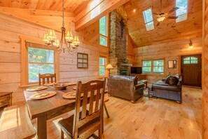 Televisión y chimenea 