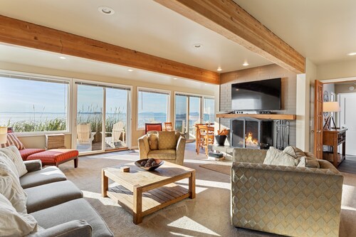 West Beach House - low bank waterfront, with 1 GB WIFI, WFH - NEW hot tub!