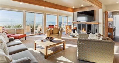 West Beach House - low bank waterfront, with 1 GB WIFI, WFH - NEW hot tub!