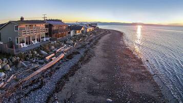 Plage, chaises longues, serviettes de plage