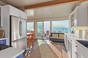Fridge, microwave, oven, stovetop - West Beach House - low bank waterfront, with 1 GB WIFI, WFH - NEW hot tub! (Oak Harbor)