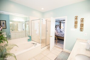 Ensemble douche/baignoire, baignoire à jets, sèche-cheveux