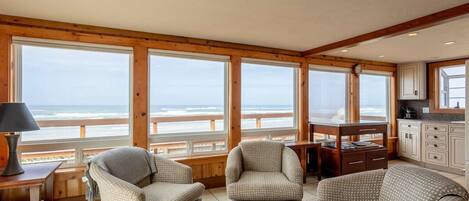 テレビ、DVD プレーヤー、テーブルサッカー台、卓球台