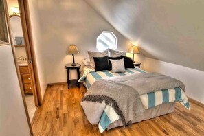 3 bedrooms, iron/ironing board, free WiFi, bed sheets - Oceanfront home with hot tub! Near Yachats! Dog Friendly! (Yachats)