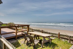 Outdoor dining - Oceanfront home with hot tub! Near Yachats! Dog Friendly! (Yachats)
