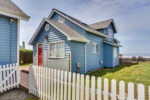 Exterior - Oceanfront home with hot tub! Near Yachats! Dog Friendly! (Yachats)