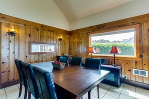 Dining - Oceanfront home with hot tub! Near Yachats! Dog Friendly! (Yachats)