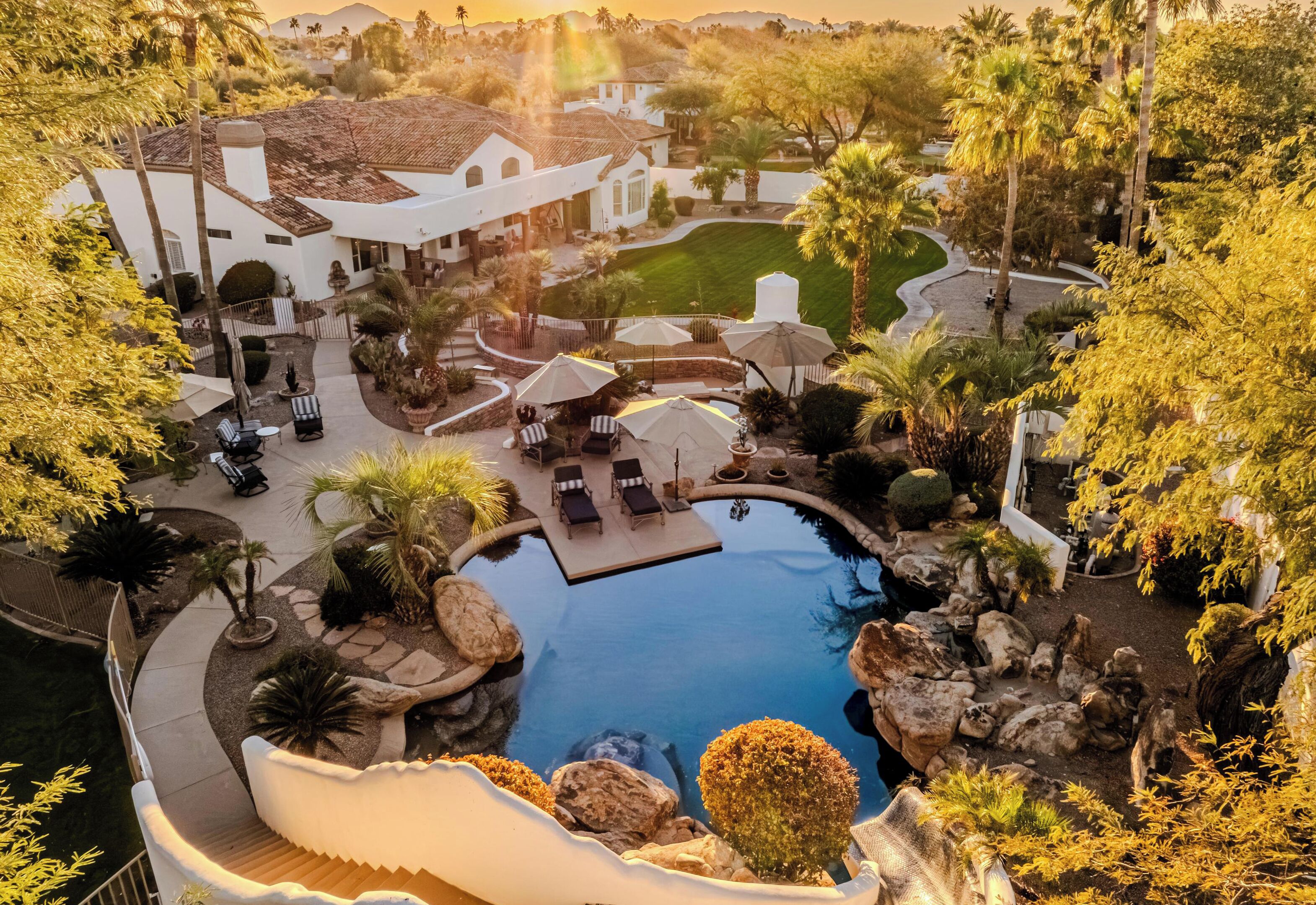 Alberca al aire libre y alberca climatizada