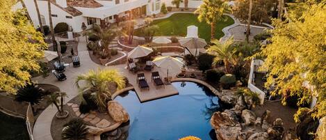 Alberca al aire libre y alberca climatizada