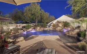 Een buitenzwembad en een verwarmd zwembad