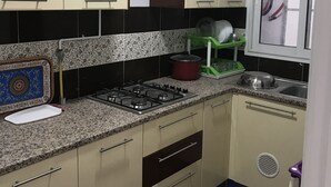 Appartement, 2 slaapkamers | Privékeuken | Een koffiezetapparaat/waterkoker, een koelkast, een kookplaat