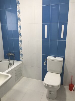 Apartamento, 2 habitaciones | Baño | Ducha y bañera combinadas, bañera profunda, secador de pelo y toallas
