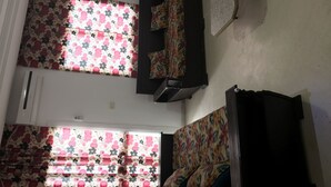 Appartement, 2 slaapkamers | Woonruimte | Een 32-inch lcd-televisie met satellietzenders en televisie