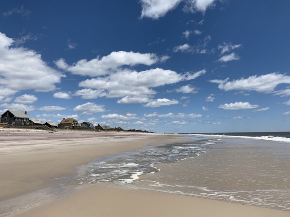 بالقرب من الشاطئ، كراسي للتشمس، مناشف للشاطئ