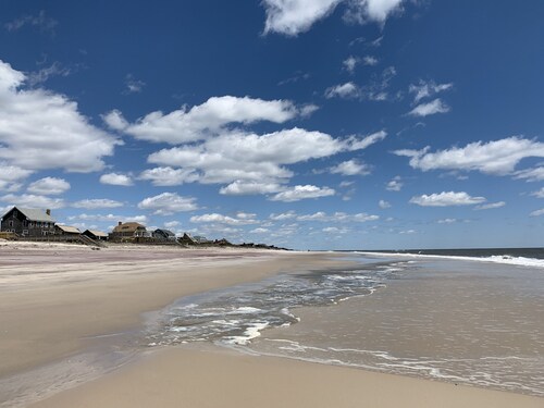 Beautiful Beach House with Large Swimming Pool in Ocean Beach