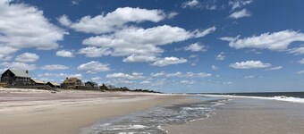 Beautiful Beach House with Large Swimming Pool in Ocean Beach