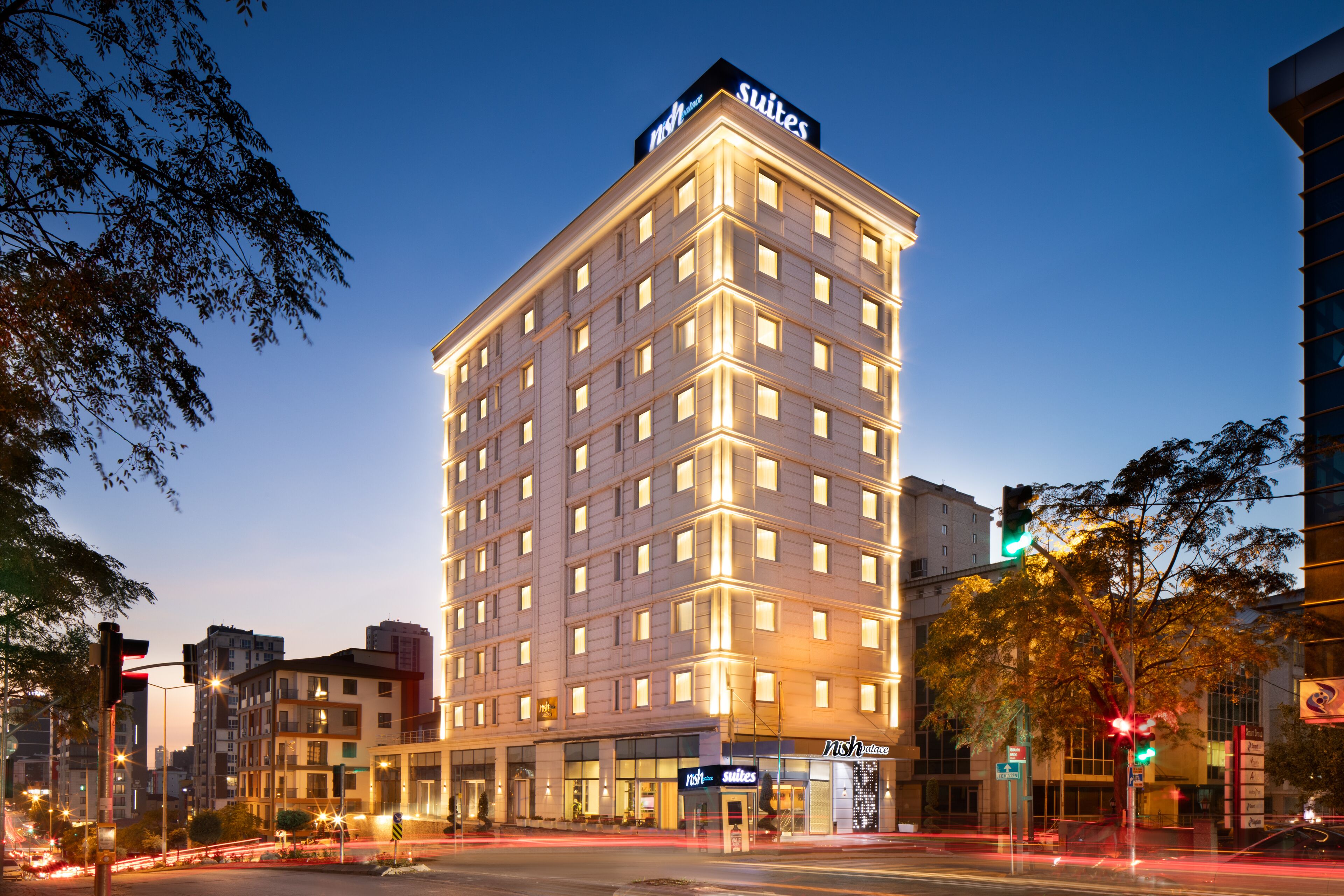 Een meerhoog hotel met een opvallend 'Marriott Suites' bord, met een modern architectonisch ontwerp, een hoekligging en een zichtbare ingang.