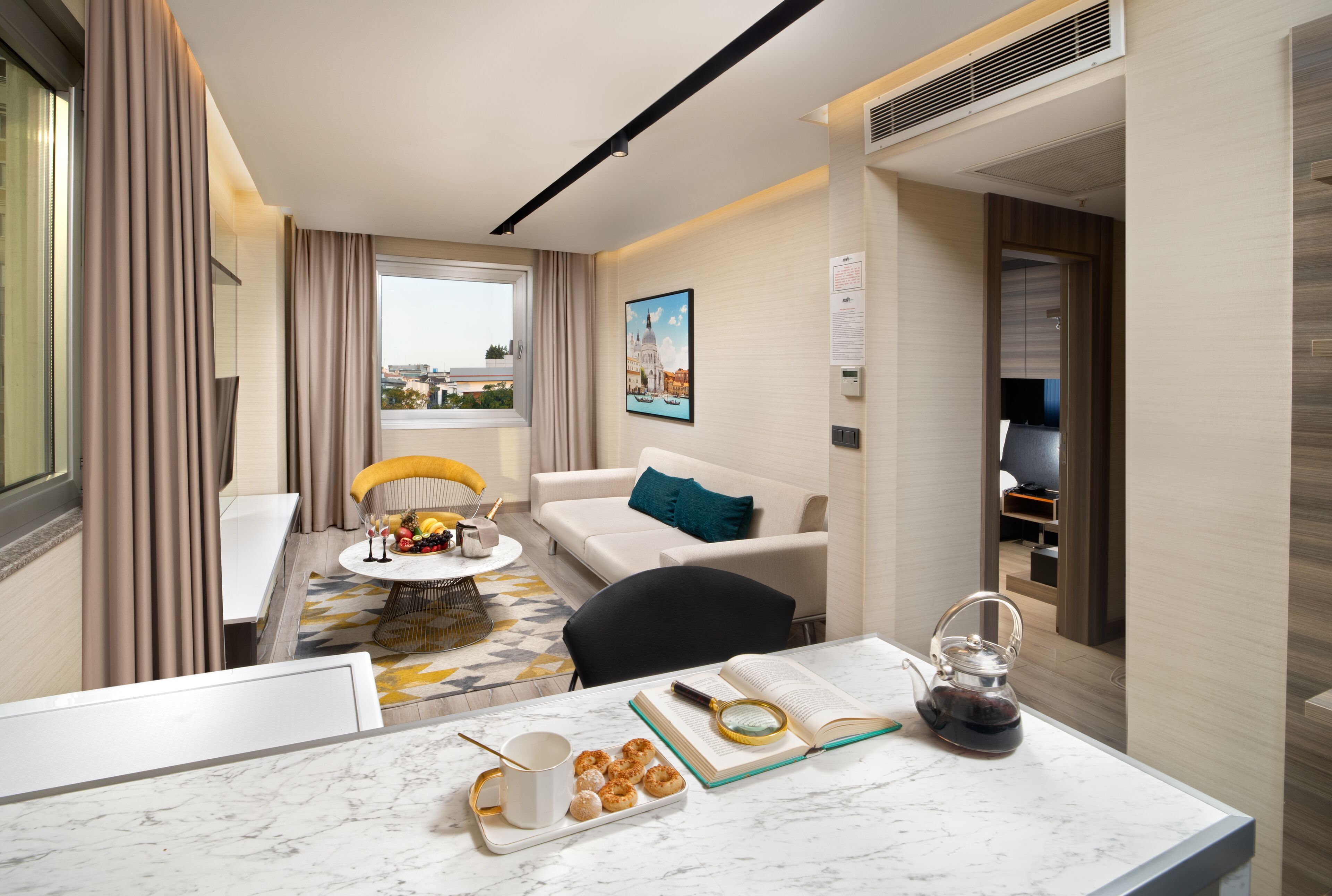 deluxe suite, kitchen | private kitchen | fridge, electric kettle