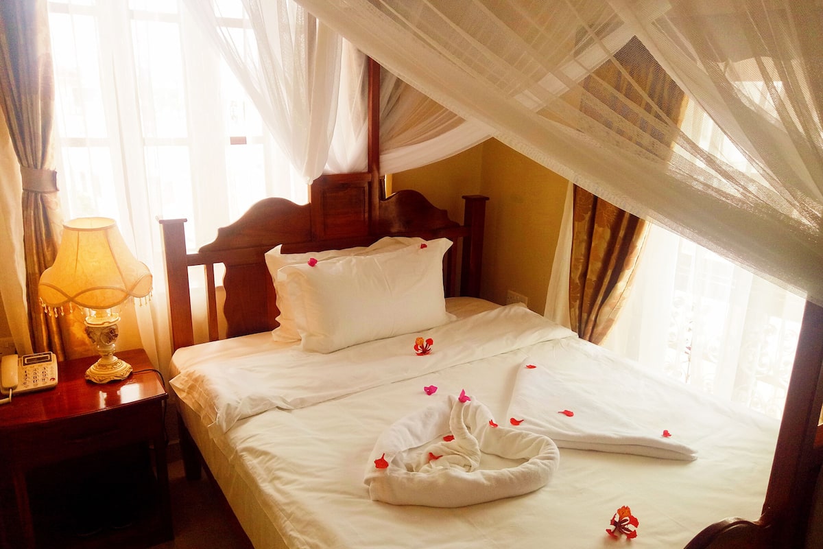 Quarto solteiro clássico | 1 quarto, roupas de cama premium, escrivaninha