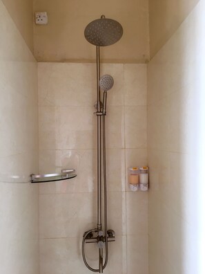 Bathroom shower - Red Sun Hotel (Zanzibar Town)
