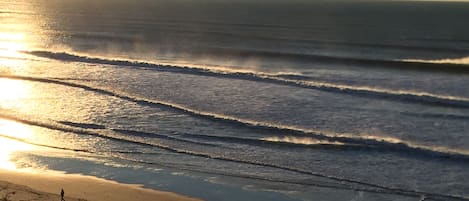 Playa en los alrededores y toallas de playa