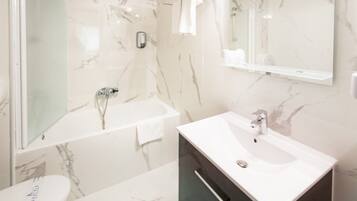 Bathtub, free toiletries, towels