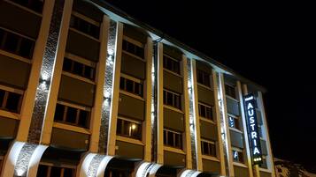 Depan hartanah - siang/malam