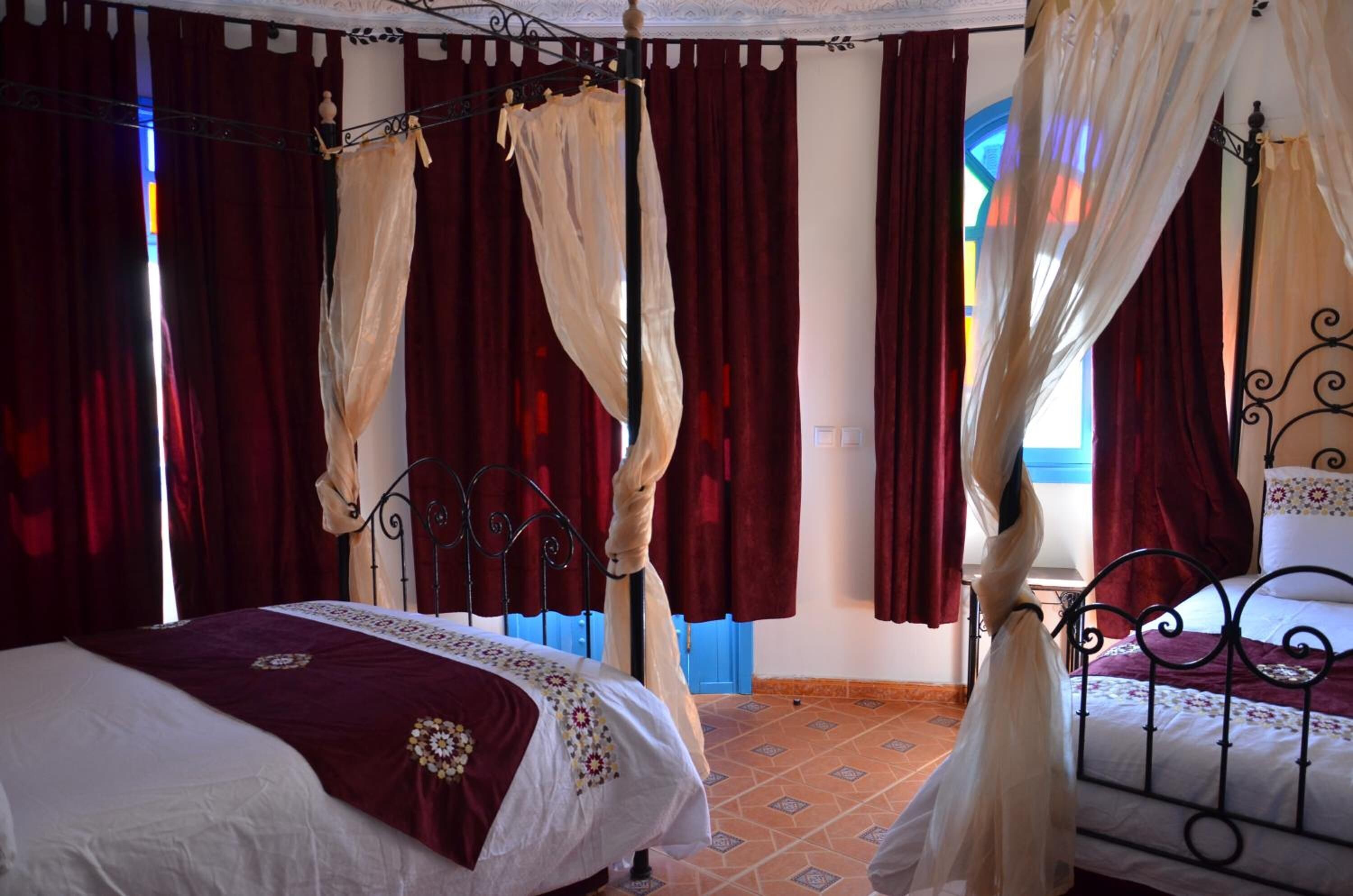 desk, soundproofing, rollaway beds, free wifi