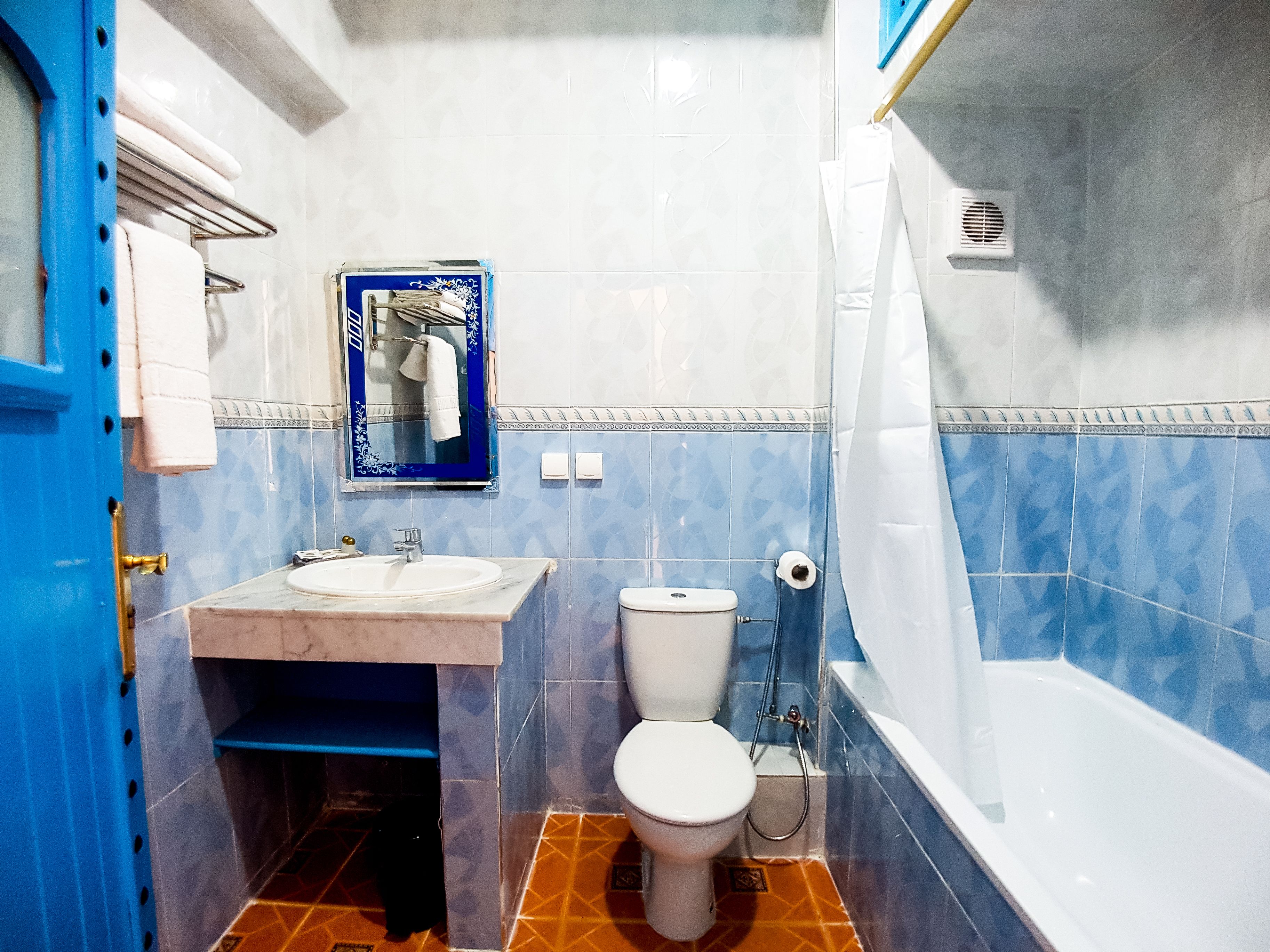 free toiletries, towels