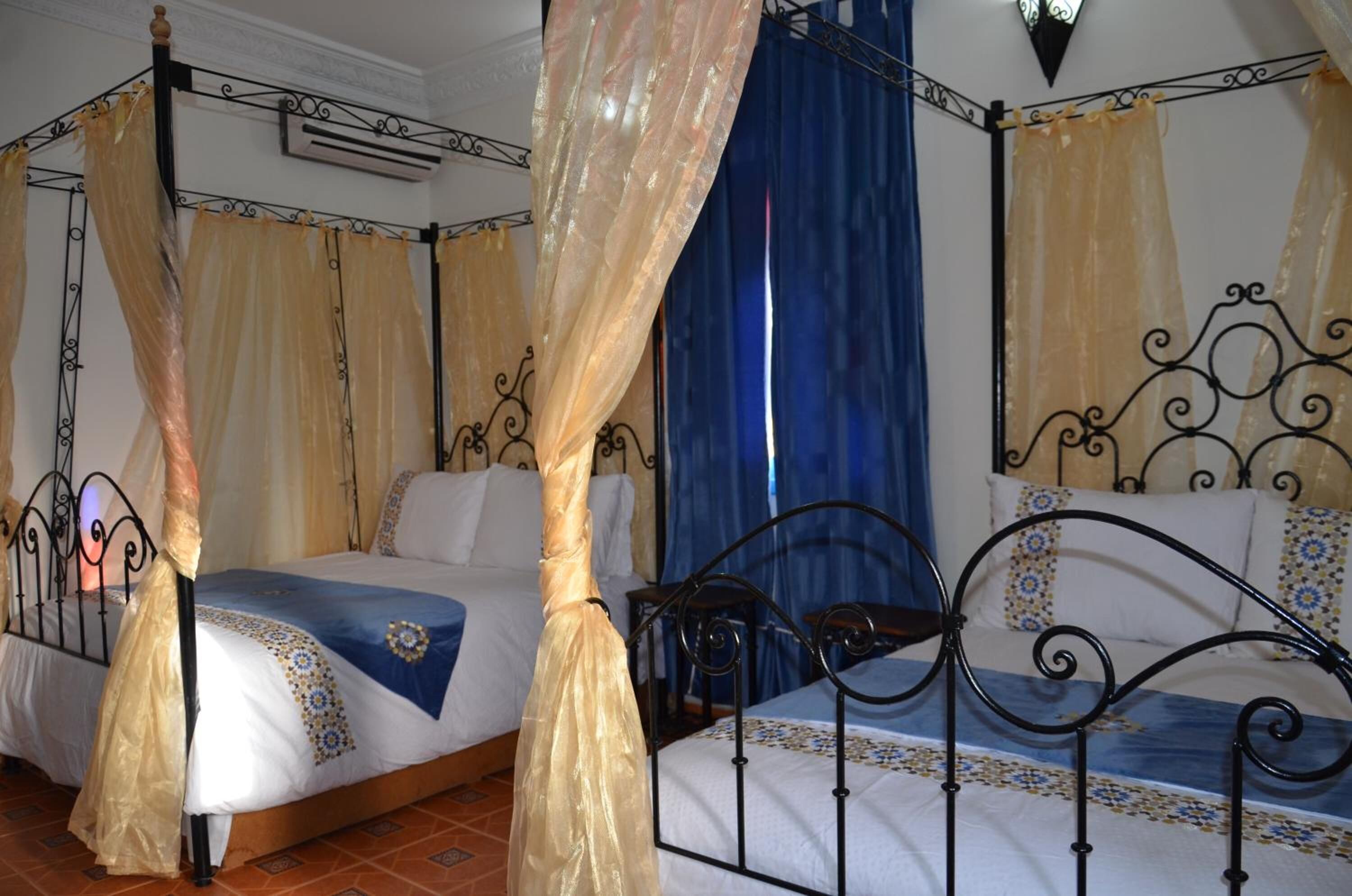 desk, soundproofing, rollaway beds, free wifi