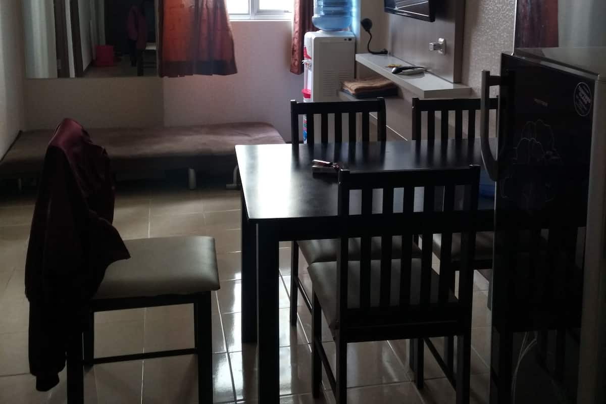 Family Double Room, 2 Bedrooms, Non Smoking, Pool View | Living room