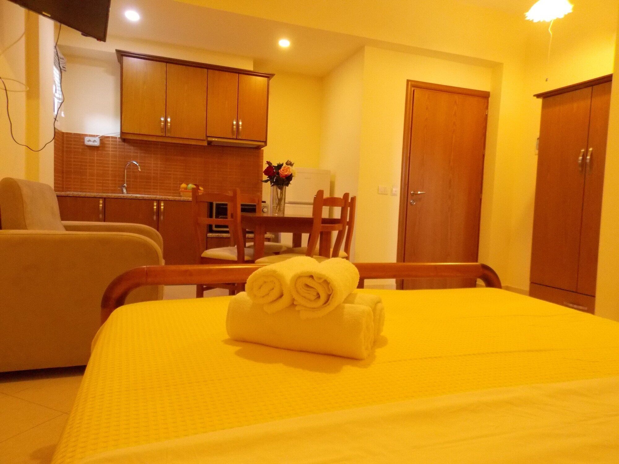 In-room safe, soundproofing, iron/ironing board, free WiFi