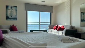 Suite Deluxe, 1 cama matrimonial, balcón, vista al mar | Minibar, caja de seguridad en la habitación, escritorio y camas extra