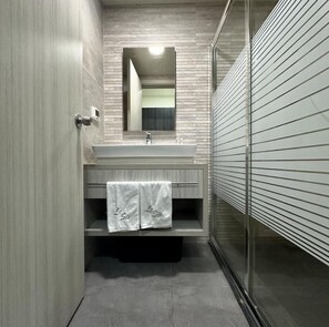 Shower, free toiletries, hair dryer, slippers - Le Six Resort Hotel (Batroun)