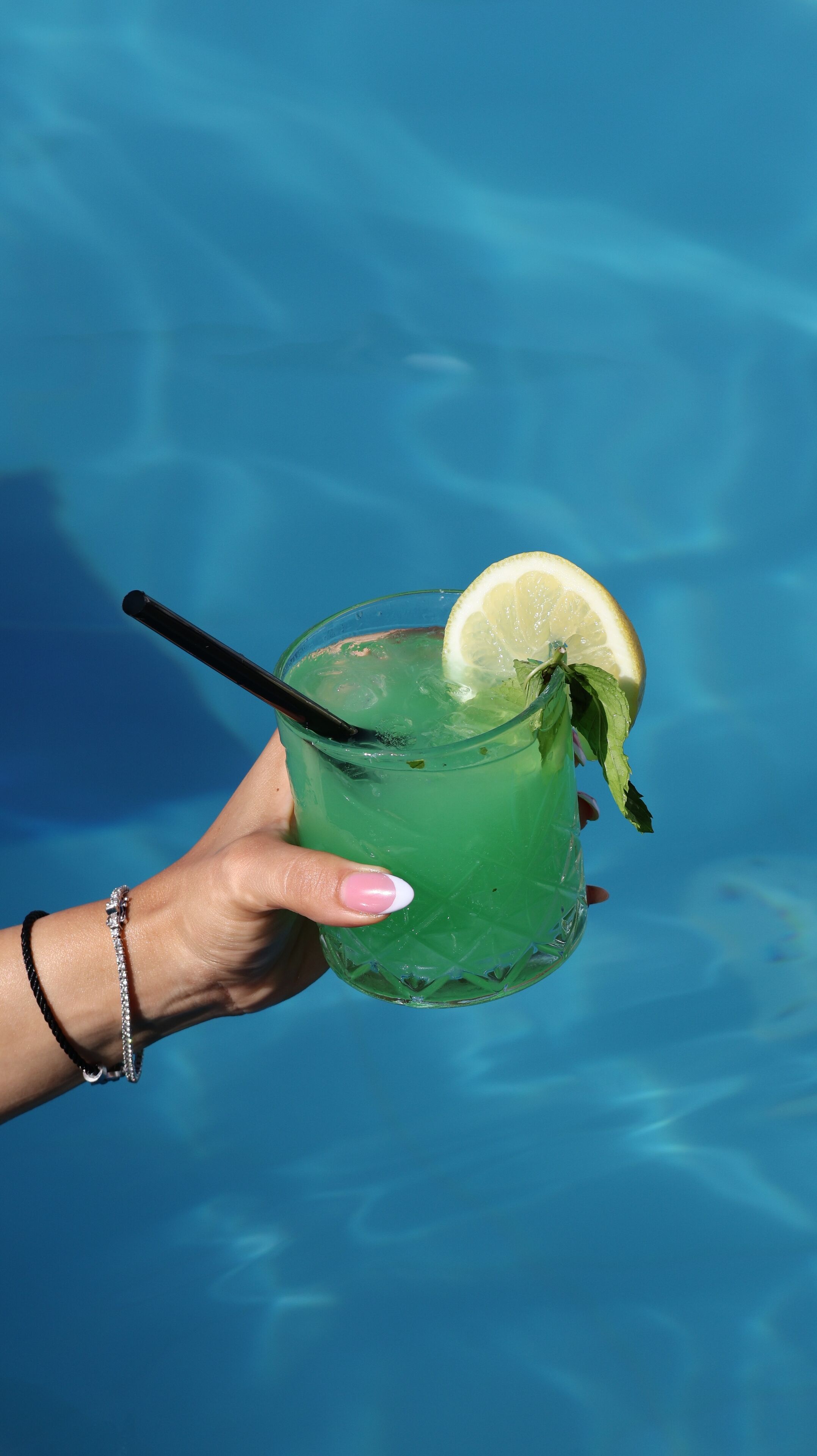 Una piscina al aire libre de temporada